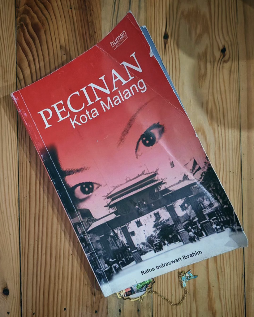 Pecinan kota Malang karya Ratna Indraswari Ibrahim yang berkisah tentang perkawanan dua perempuan Tionghoa asal Malang, Lely dan Anggraeni.
